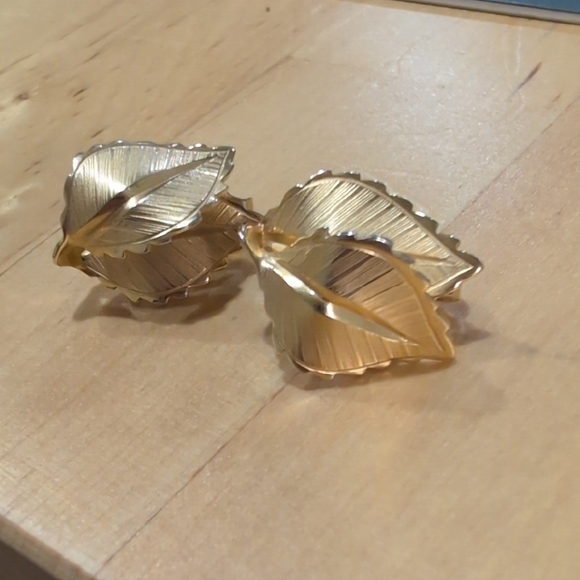 Vintage Giovanni Gold Tone Double Textured Leaf Clip-on Earrings - Picture 2 of 4